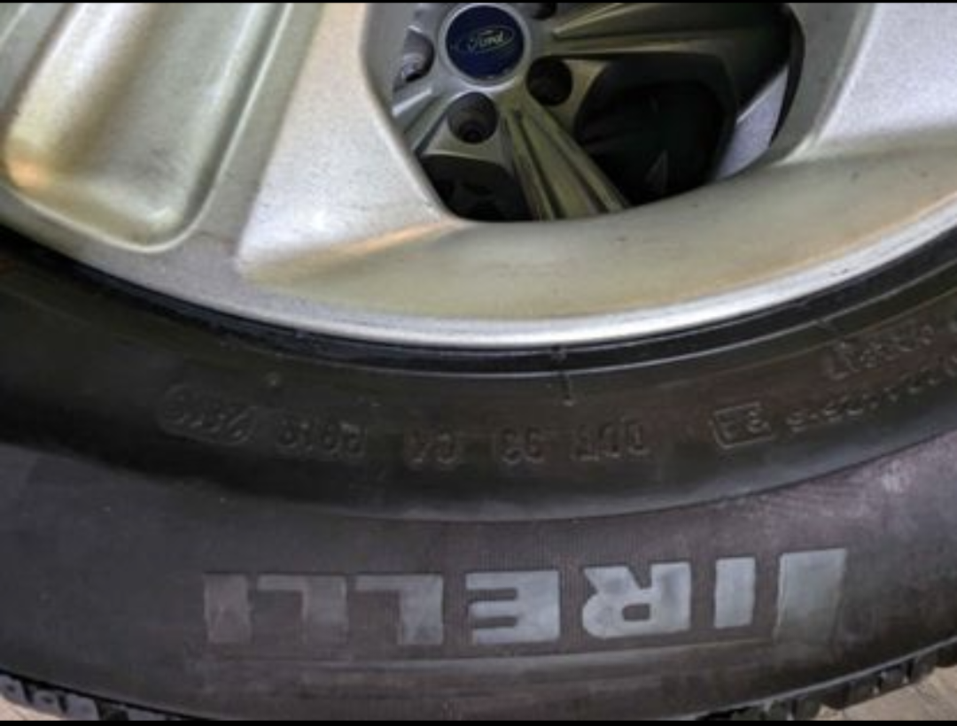 225/60R17 Pirelli Sottozero Winter Tires